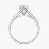 Primrose Verlobungsring Weißgold mit Brillant-Schliff Diamanten und Seitendiamanten von RYIA Fine Jewelry