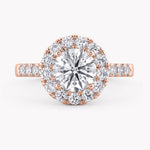 Halo-Verlobungsring Rosegold mit einem Solitär Labordiamanten im Brillantschliff und Seitendiamanten von RYIA Fine Jewelry