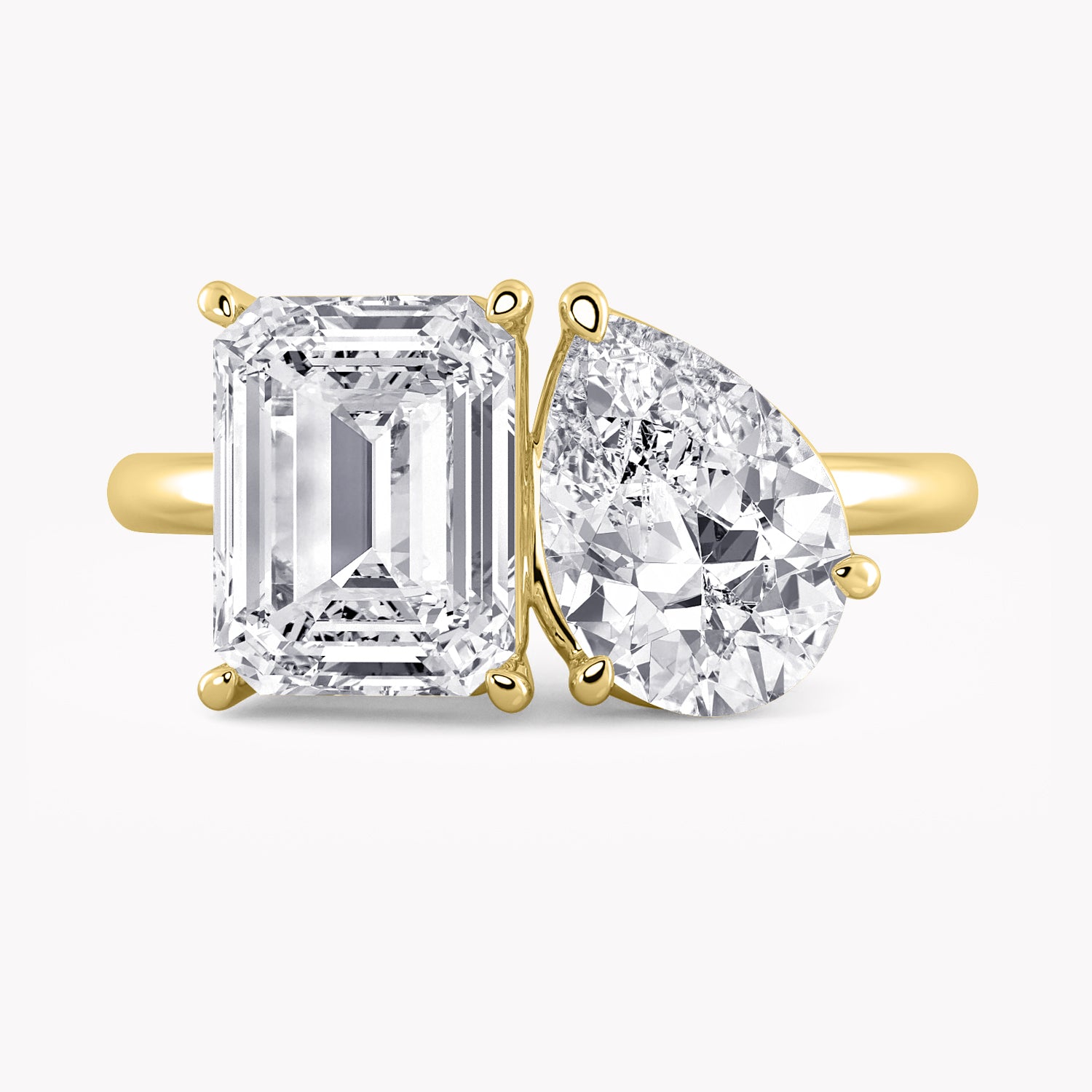 Hier ist ein Toi et Moi Verlobungsring mit zwei Diamanten: einem Emerald Cut und einem Tropfen Diamanten