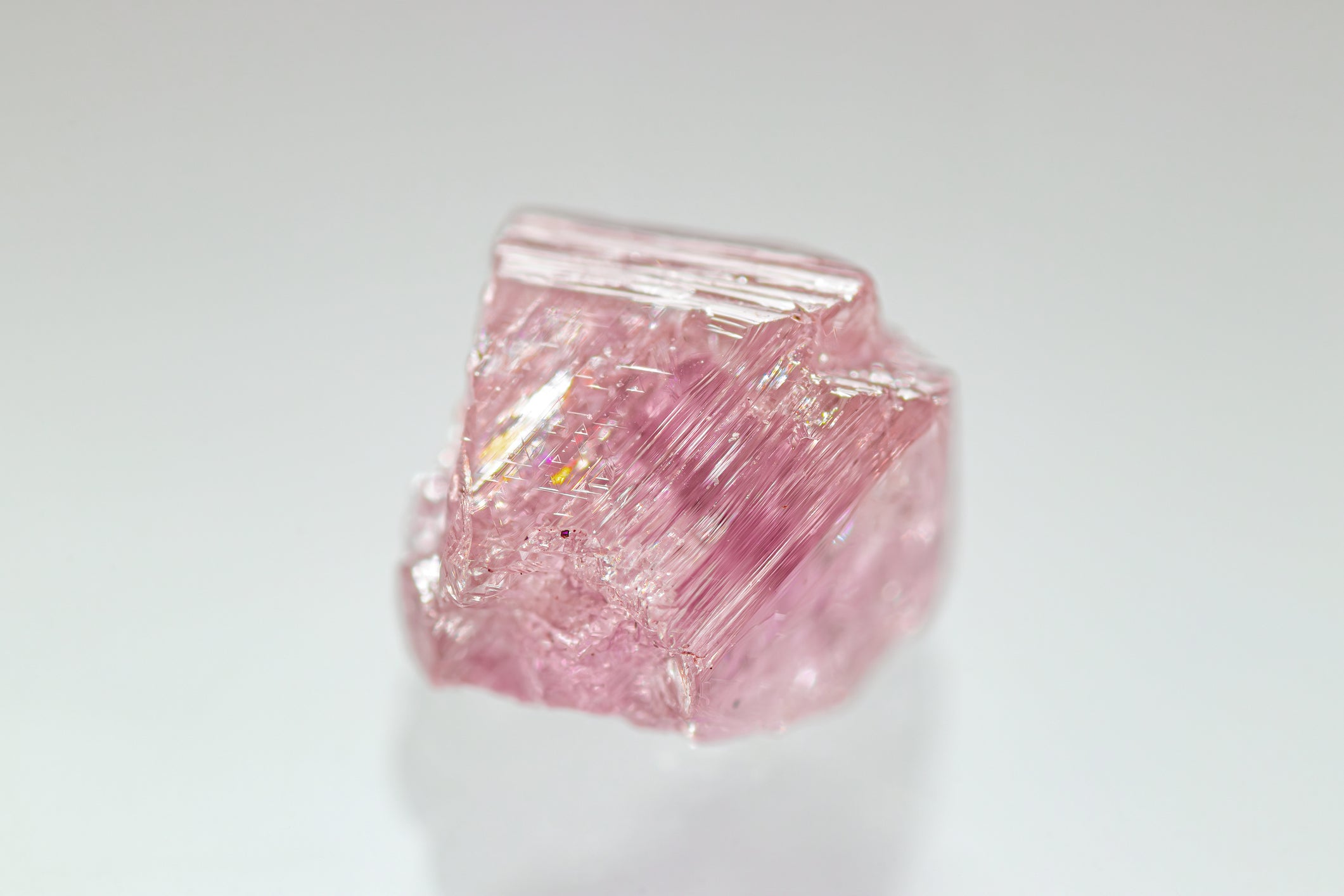 Auf dem Foto ist ein pinker Diamant nachhaltig gezüchtet im Labor