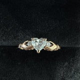 Claddagh-inspirierter Verlobungsring mit Herz-Diamanten