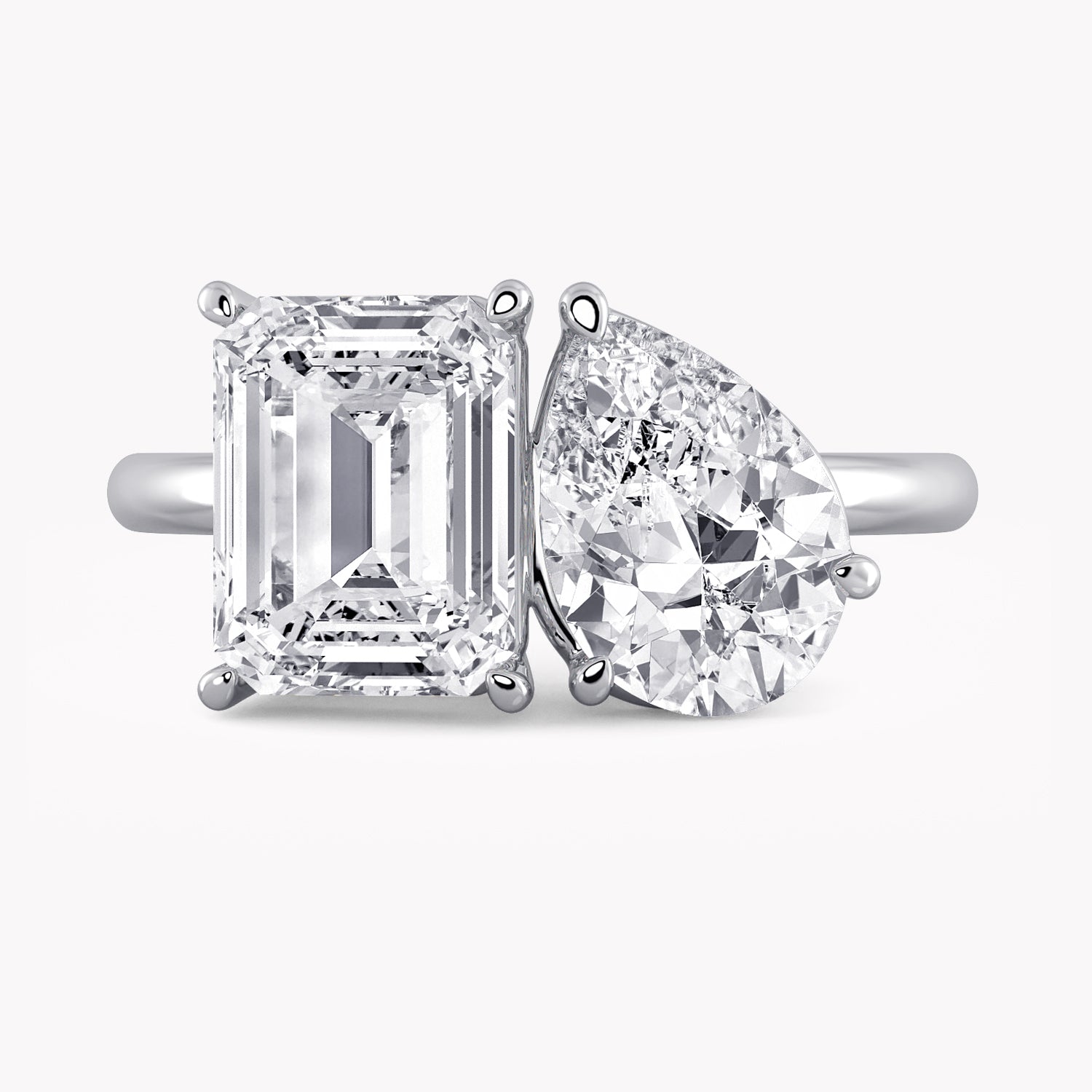 Toi et Moi Verlobungsring mit zwei Labordiamanten: 2,0 ct. Emerald Cut und 1,5 ct. Pear Cut von RYIA Fine Jewelry München