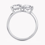 Toi et Moi Verlobungsring mit zwei Labordiamanten: 2,0 ct. Emerald Cut und 1,5 ct. Pear Cut von RYIA Fine Jewelry München