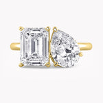 Toi et Moi Verlobungsring mit zwei Labordiamanten: 2,0 ct. Emerald Cut und 1,5 ct. Pear Cut von RYIA Fine Jewelry München