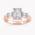 Emerald-Schliff Verlobungsring Rosegold mit Seitendiamanten im Baguette-Schliff, handgefertigt bei RYIA Fine Jewelry