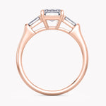 Emerald-Schliff Verlobungsring Rosegold mit Seitendiamanten im Baguette-Schliff, handgefertigt bei RYIA Fine Jewelry