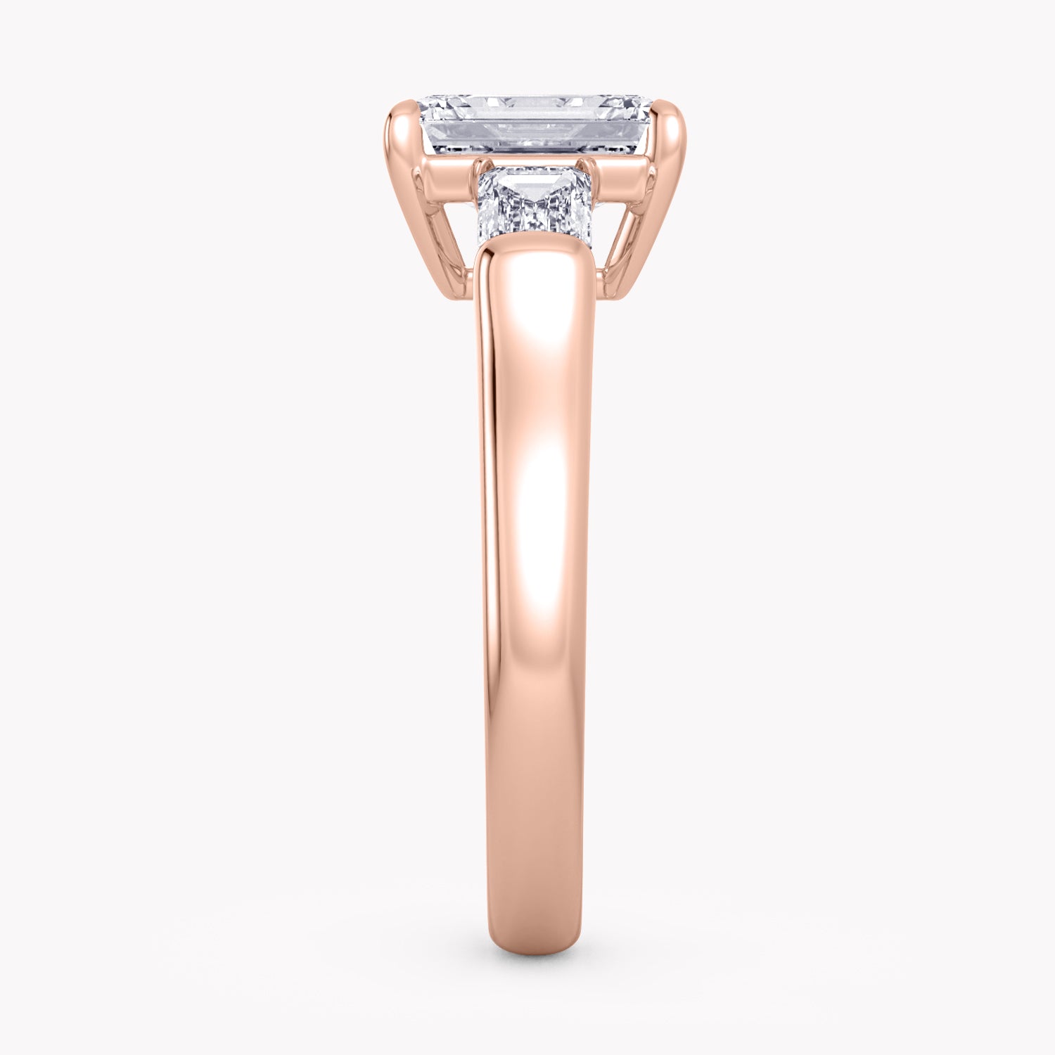 Emerald-Schliff Verlobungsring Rosegold mit Seitendiamanten im Baguette-Schliff, handgefertigt bei RYIA Fine Jewelry