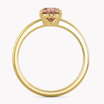 Olive Rose Bespoke Verlobungsring mit Ovalen Labordiamanten in Fancy Vivid Pink bei RYIA Fine Jewelry