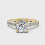 Primrose Verlobungsring Gelbgold mit Brillant-Schliff Diamanten und Seitendiamanten von RYIA Fine Jewelry