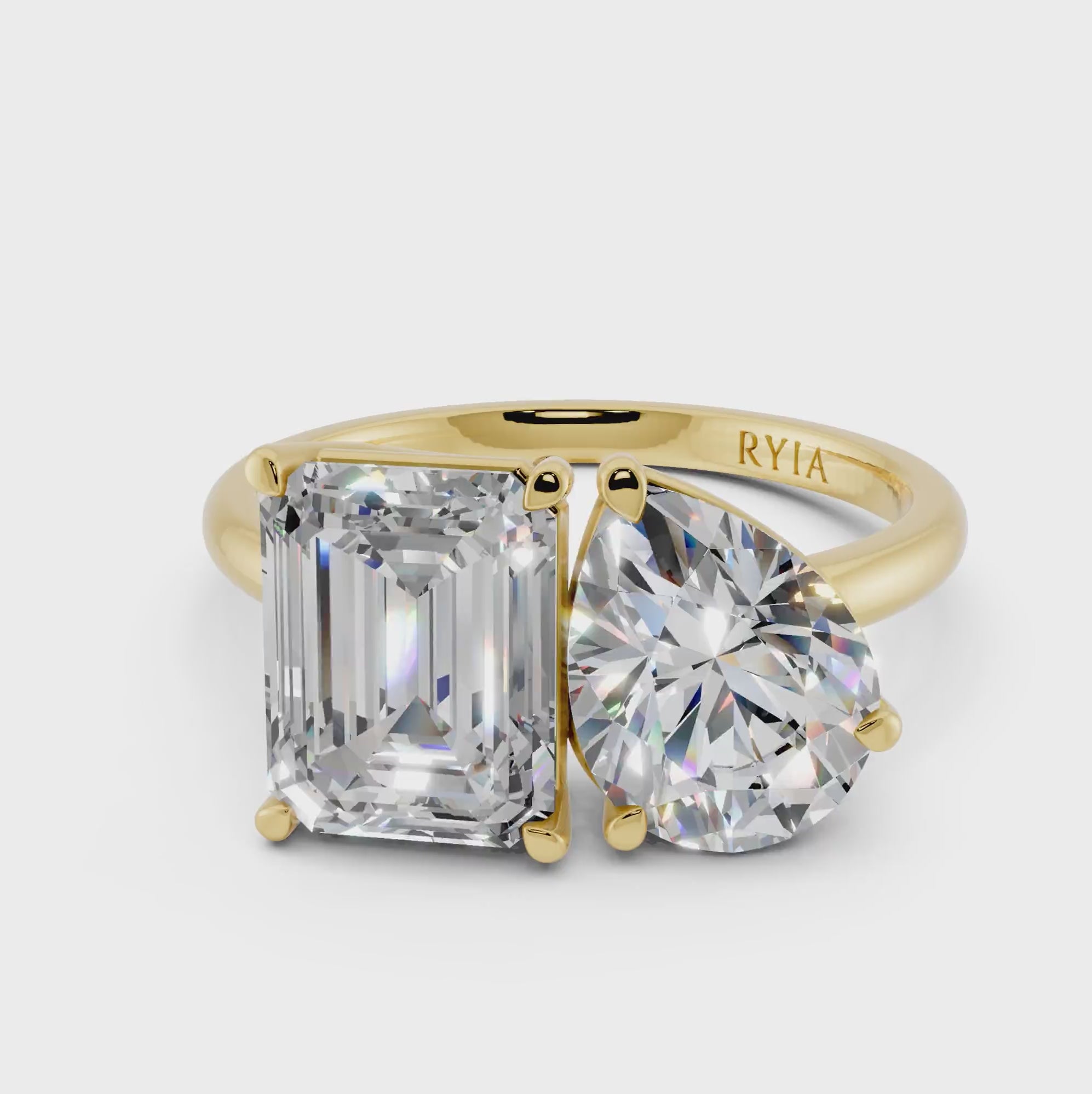 Toi et Moi Verlobungsring mit zwei Labordiamanten: 2,0 ct. Emerald Cut und 1,5 ct. Pear Cut von RYIA Fine Jewelry München