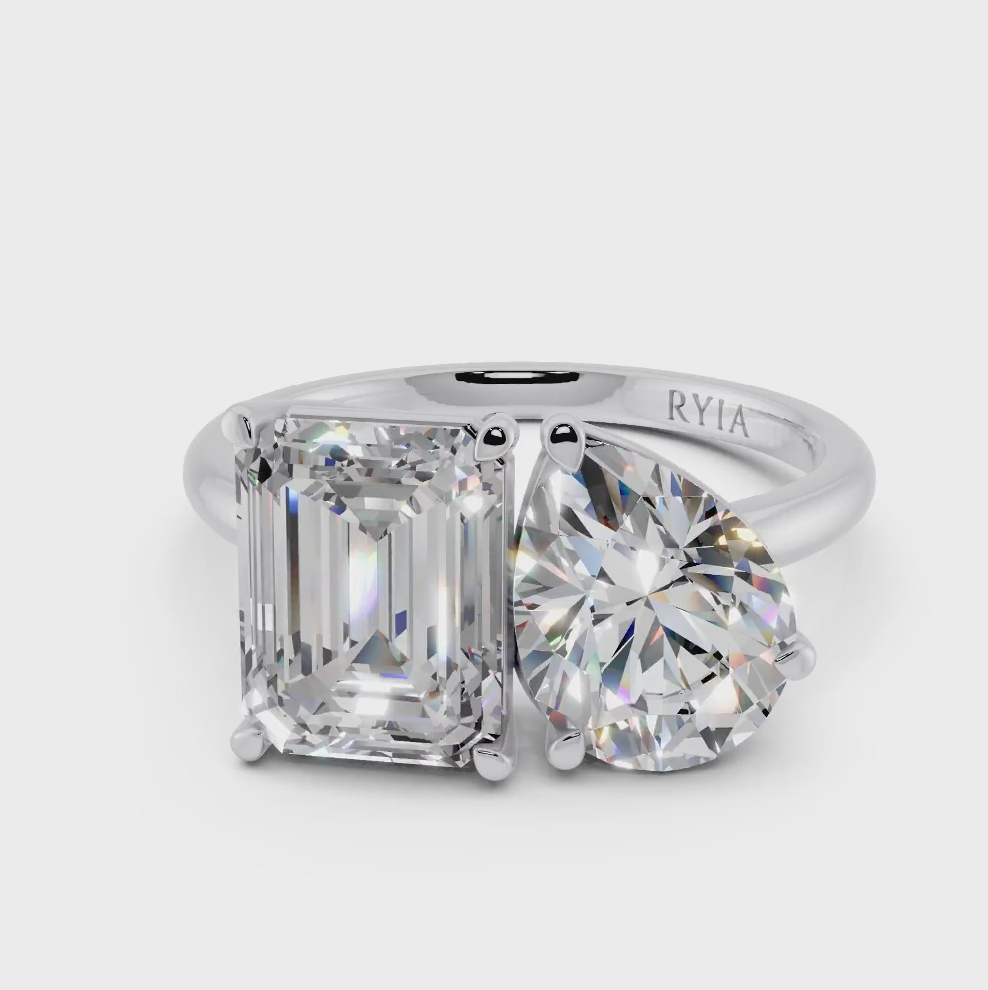 Toi et Moi Verlobungsring mit zwei Labordiamanten: 2,0 ct. Emerald Cut und 1,5 ct. Pear Cut von RYIA Fine Jewelry München