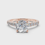 Primrose Verlobungsring Rosegold mit Brillant-Schliff Diamanten und Seitendiamanten von RYIA Fine Jewelry