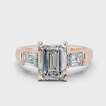 Emerald-Schliff Verlobungsring Rosegold mit Seitendiamanten im Baguette-Schliff, handgefertigt bei RYIA Fine Jewelry